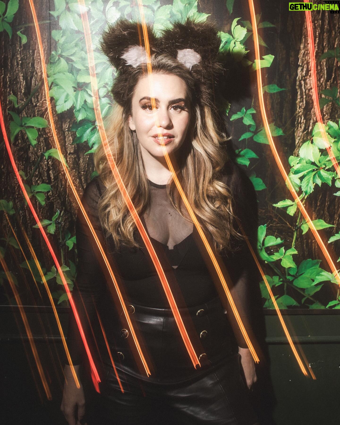 Michelle Brasier - 635 Likes - Melbourne! One week till my show at @forummelbourne Thursday 9:30pm letās gooo šø: the incredible @justoffthesix shot backstage at Dynasty Typewriter #micf