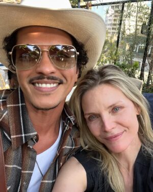 Michelle Pfeiffer Instagram - Look who I ran into last night! 🤍