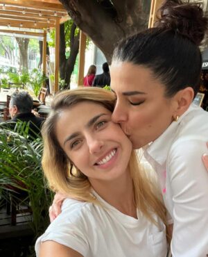 Michelle Renaud Instagram - @veronicatouss Eres la mujer más auténtica que conozco, nadie podía hacer reír como tú, con tu corazón tan grande, amorosa siempre y con una generosidad increíble.

Dejas tanta huella.. te voy a extrañar, te amo , amo haber tenido la dicha de conocerte♥️♥️

Mi más sentido pésame a toda tu familia🤍
Melita todo mi amor para ti. 🤍🤍
