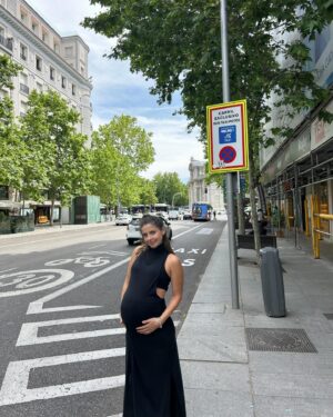 Michelle Renaud Instagram - Amando Madrid ❤️🇪🇸

Estás fotos son el recuerdo de cuando @marielleruesga me hizo caminar por 5 horas como si la panzona que traigo no fuera un bebé que me aprieta la vejiga cada 20 min  y también me tomaba fotos mientras hablaba con mi esposo que me urge que ya esté aquí conmigo.❤️
#Estoy FLIPANDO 🥰