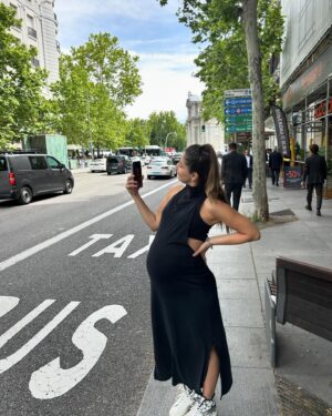 Michelle Renaud Instagram - Amando Madrid ❤️🇪🇸

Estás fotos son el recuerdo de cuando @marielleruesga me hizo caminar por 5 horas como si la panzona que traigo no fuera un bebé que me aprieta la vejiga cada 20 min  y también me tomaba fotos mientras hablaba con mi esposo que me urge que ya esté aquí conmigo.❤️
#Estoy FLIPANDO 🥰