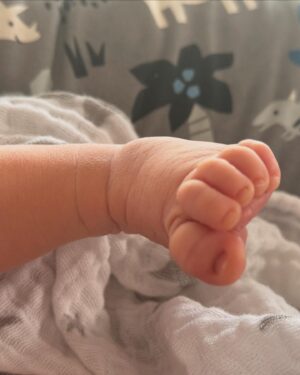 Michelle Renaud Instagram - Los días con Milo ✨♥️

Es increíble tener un segundo hijo.
Es como volver a experimentar toda esta sensación de amor,sorpresa,asombro y felicidad del primero, pero sin los miedos, ya con más certeza , con más tiempo para gozar, con más soltura para permitirte probar lo que sea ,ya sin escuchar frases como “en brazos lo vas a mal acostumbrar” o esto si o no.. ya como mamá sabes que el tiempo se pasa rápido y si se acostumbra a los brazos, será un periodo tan corto que vale más aprovecharlo. 

Siento un amor inmenso por la familia que tengo, Milo tiene los mejores hermanos mayores, sin duda es afortunado de todo lo que va a poder aprender de Axel y Marcelo ✨♥️ Muero de curiosidad de todas las aventuras que los 3 juntos van a vivir 🥰🤩🤣

Somos MUUUUY afortunados, no hay nada que se le compare a lo que estamos viviendo @matlechat .. estoy convencida que el éxito más grande en el mundo es formar una bonita familia y mantenerla unida 🫶🏻♥️ todo lo demás se disfruta pero es pasajero.