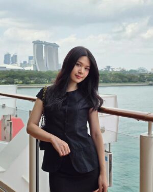Michelle Wong Instagram - Sneak peek 👟🤓💫

@resortsworldcruises