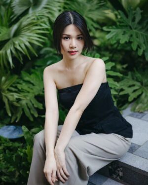 Michelle Wong Instagram - POV: You got your colours analysed and were told black is your best neutral 🙈 what's your colour season? I'm a Bright Winter!

I honestly think it's been the best investment. It's made dressing and makeup so much easier. Anyone else obsessed? 😆❤️