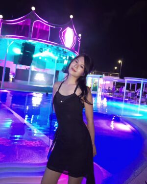 Michelle Wong Instagram - Fries by the pool? 🤓