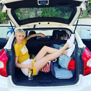 Mickey Sumner Instagram - Beep Beep 💛

📸: @katedeez