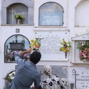 Miguel Ángel Muñoz Instagram - Querida Tata,

Hoy día 20 de Febrero hace 7 meses que empezaste a descansar en el cielo y hasta hoy no había tenido la fuerza y el valor para poder ir a visitarte como te mereces. 🙏🏼
Sé que no te lo tomas a mal y que entiendes lo difícil que sigue siendo para mí tu ausencia. 🤍

He recordado cuando rodamos allá en el año 2017 aquella escena de #100DIASCONLATATA, donde 
fuimos juntos a visitar la tumba de tu madre. Ese día fue muy especial para ti y para mi. 
Estabas feliz, hablando del cementerio, “como el jardín más bonito que existe” y pudimos vivir juntos un momento muy valioso. 
Hablaste con tu madre, nos emocionamos, le dejamos flores y también nos reímos juntos.

Yo no te había dicho que quería ir allí contigo para prepararme de alguna manera cuando llegara el momento que estoy viviendo ahora. 
Aquel día me di cuenta de que no estaba preparado para poder visitar tu lápida en un futuro, pero me sirvió mucho. Te lo agradezco de nuevo. 

Hoy he conseguido ir a verte y llevarte tus primeras flores recordando aquel día y estoy feliz porque estás donde tú querías. En Madrid, cerca de mi, para que pueda ir a visitarte cuando quiera ♥️

Te quiero y como dice la inscripción de tu lápida del Cementerio Sur de Madrid, Sección 7Z-84:
“Estaremos siempre juntos” 🙏🏼