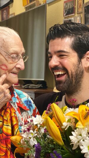Miguel Ángel Muñoz Instagram - Feliz #SanValentin ❤️‍🩹
Cómo nos lo pasábamos de bien este día @soylatatareal y yo… 🙏🏼
A ver si te encuentras con Enrique ahí arriba y te regala unas flores #TATA🌹 👵🏼