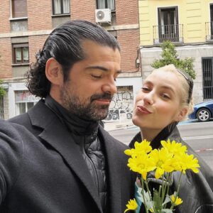 Miguel Ángel Muñoz Instagram - Y de repente llegas de Australia después de un retiro personal necesario dejando atrás el año más complicado de tu vida y llegas directo a @lamoderna_tve a que te hagan sentir la persona más especial del mundo… ♥️

Y claro es que el equipo de la serie está capitaneado por #Luigi & @mexicanhat con @davidmontcas como uno de los directores y parece que no han pasado 23 años desde que #UnPasoAdelante nos puso juntos en el camino 🙏🏼

Y luego te regalan como compañera a @albagutierrezactriz con la que he compartido el 70% de las escenas y es LA MEJOR COMPAÑERA DEL PLANETA (mi #Pollard) y a #DaniHolguin en un 30% y hacen que ya todo sea perfecto! 

Y el resto de compañer@s con los que he compartido alguna escena también me los llevaría a casa! 🫶🏽
@almagrosanmiguel @helenaezquerro @stephanie_magnin @carlos_serrano_clark @lorea_carballo #manuelbandera @evapedrazalo @bertagalo y mi queridísima @hurtadilla 🥰

Gracias al resto de directores #Pedro, #Isaac y @lilibocanegra y a todo el equipazo de la serie que no me ha podido cuidar más; desde Gabi y todo el equipo de producción, Josete, Rocio, Paloma y todo el equipo de dirección, vestuario, guion, Maqui y pelu, conductores, arte, cámara, sonido, redes, edición… 

A @rtve y @grupoboomerang y a @yourocktalent por hacer que haya sido posible interpretar a #CesarMorel a la vez que dirijo el documental de 🏎️🔥 para @pacienciafilms y justo antes de empezar la aventura en la que me encuentro ahora en #Asia con #PekinExpress… 🤩

#Felizespoco ☀️