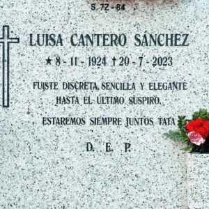 Miguel Ángel Muñoz Instagram - Querida Tata,

Hoy día 20 de Febrero hace 7 meses que empezaste a descansar en el cielo y hasta hoy no había tenido la fuerza y el valor para poder ir a visitarte como te mereces. 🙏🏼
Sé que no te lo tomas a mal y que entiendes lo difícil que sigue siendo para mí tu ausencia. 🤍

He recordado cuando rodamos allá en el año 2017 aquella escena de #100DIASCONLATATA, donde 
fuimos juntos a visitar la tumba de tu madre. Ese día fue muy especial para ti y para mi. 
Estabas feliz, hablando del cementerio, “como el jardín más bonito que existe” y pudimos vivir juntos un momento muy valioso. 
Hablaste con tu madre, nos emocionamos, le dejamos flores y también nos reímos juntos.

Yo no te había dicho que quería ir allí contigo para prepararme de alguna manera cuando llegara el momento que estoy viviendo ahora. 
Aquel día me di cuenta de que no estaba preparado para poder visitar tu lápida en un futuro, pero me sirvió mucho. Te lo agradezco de nuevo. 

Hoy he conseguido ir a verte y llevarte tus primeras flores recordando aquel día y estoy feliz porque estás donde tú querías. En Madrid, cerca de mi, para que pueda ir a visitarte cuando quiera ♥️

Te quiero y como dice la inscripción de tu lápida del Cementerio Sur de Madrid, Sección 7Z-84:
“Estaremos siempre juntos” 🙏🏼