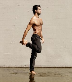 Miguel Ángel Muñoz Instagram - Back to #Yoga 🧘🏻‍♂️
Después de varios intentos en los últimos años por lesiones varias hoy he vuelto a clase animado por la nostalgia de la aquella sesión de 📷 que rescaté el otro día.
A ver pronto estamos así! 💪🏽🙏🏼😎