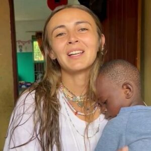 Miguel Ángel Revilla Instagram - Os invito a que visitéis el perfil de @auntie_mariagalan , que vive en #Uganda, para que veáis la maravillosa labor que hace a través de la #ONG @babiesuganda , tanto mi "hermano" @CipriQuintas como yo apoyamos mucho el trabajo que hacen. Os animo a participar.