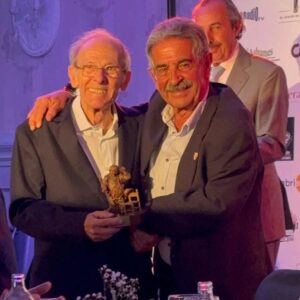 Miguel Ángel Revilla Instagram - Junto a Emilio Gutiérrez Caba, uno de los más grandes del cine y teatro español. Recibiendo el premio Sancho Panza