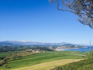 Miguel Ángel Revilla Instagram - Zona occidental de #Cantabria . Vista desde #Gerra de #SanVicente y los #PicosDeEuropa, y del amanecer de otro lugar mágico, #Pechón. Hoy tenemos otro maravilloso día de cielo despejado.
