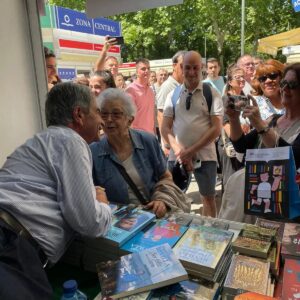 Miguel Ángel Revilla Instagram - Con Mari Paz, que tiene 91 años y ha leído todos mis libros. En la @ferialibromadrid , caseta 339.
