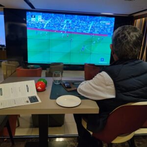 Miguel Ángel Revilla Instagram - Viendo la maravillosa victoria del @realracingclub en #Huesca, desde #Madrid.
