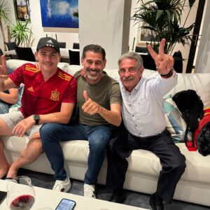 Miguel Ángel Revilla Instagram - Muy buen partido de España que se ha clasificado a cuartos tras ganar a Georgia 4-1. Un gran honor el poder haber compartido este momento con dos grandes capitantes de la selección española, Iker Casillas y Fernando Hierro.
