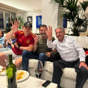 Miguel Ángel Revilla Instagram - Ha caído el cuarto. Dani Olmo hace el 4-1. España ya tiene pie y medio en la siguiente eliminatoria, frente a Alemania.