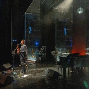Miguel Araújo Instagram - Crooner na Universidade de Aveiro com o Ensemble do @joao_martins_music a desfiar reportório meu menos visitada e em modo Última Casca de Noz em Castelo Branco. Dias bons, obrigado a todos que encheram estas noites. Saravá!!!