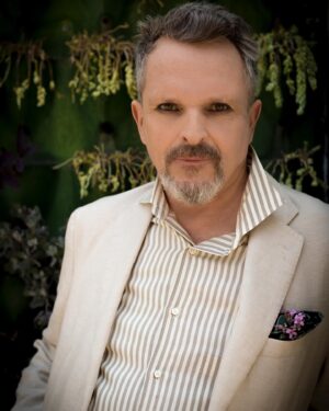 Miguel Bosé Instagram - GRACIAS DE CORAZÓN A TOD@S LOS AMIG@S QUE MANDARON, MANDAN Y SIGUEN MANDANDO PALABRAS Y MENSAJES DE FELIZ AÑO NUEVO. ABRAZOS, BENDICIONES Y MIL AMORES. 
SENTADO AL BORDE DEL PACÍFICO, AGRADECIDO POR LA VIDA QUE CADA DÍA ME TOCA VIVIR. 
FELIZ. SERENO.