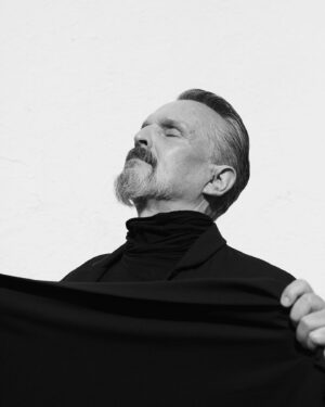 Miguel Bosé Instagram - TODO LO QUE SIENTO, TODO LO QUE DIGO PASA POR EL FILTRO DE TU MANO. 
TODO LO QUE VEO, TODO AL REDEDOR LLEVA TU NOMBRE ESCONDIDO.