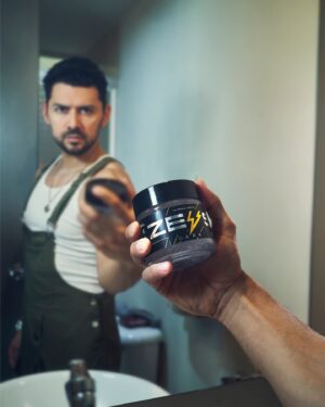 Miguel Martínez Instagram - Preparándome con un #LookNivelDios⚡️con ayuda de @gelzeus para las olimpiadas del día a día ✨ 

#ad