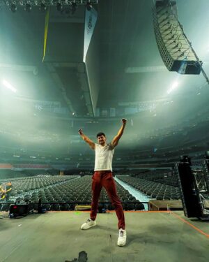 Miguel Martínez Instagram - 🎤🎶 A solo unos momentos de nuestro show de @2000sxsiempre en la @arenacdmx! 🫶🏼✨ ¡Gracias infinitas a todxs por su apoyo incondicional! La emoción nos desborda y vamos a darlo todo por ustedes en este show! ✨🫶🏼