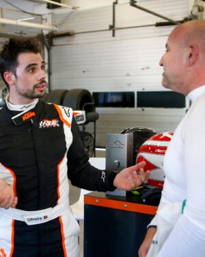 Miguel Oliveira Instagram - Hoje partiu um herói para todos nós. Nós que amamos o desporto motorizado não podemos ficar indiferentes à obra do Paulo. O  sonho dele tornou-se realidade e nele pudemos todos nós sonhar e construir memórias que perdurarão para sempre. Um homem como tu Paulão nunca morre, vives através da obra que deixas e nos nossos corações para todo o sempre. Perdi um amigo mas…que sorte a minha de me ter cruzado contigo Paulinho. 
Os meus pêsames a sua família 🙏🏼
Descansa em Paz 💔