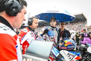 Miguel Oliveira Instagram - Uma pena ter de retirar a mota por um problema técnico…foco na próxima e cabeça erguida sempre! Obrigado a todos os portugueses que vieram até Le Mans prestar um apoio incrível 🙏🏼💪🏼✊🏼
.
.
.
A shame to have to retire the bike due to a technical problem... focus on the next one and head up always! Thank you to all the Portuguese fans who came to Le Mans to provide incredible support 🙏🏼💪🏼✊🏼
#turma88 @trackhousemotogp