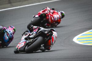 Miguel Oliveira Instagram - Uma pena ter de retirar a mota por um problema técnico…foco na próxima e cabeça erguida sempre! Obrigado a todos os portugueses que vieram até Le Mans prestar um apoio incrível 🙏🏼💪🏼✊🏼
.
.
.
A shame to have to retire the bike due to a technical problem... focus on the next one and head up always! Thank you to all the Portuguese fans who came to Le Mans to provide incredible support 🙏🏼💪🏼✊🏼
#turma88 @trackhousemotogp