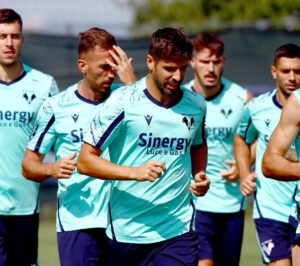 Miguel Veloso Instagram - Si lavora sodo a #Peschiera sfruttando la sosta! 🟡🔵 #ForzaHellas #training @hellasveronafc