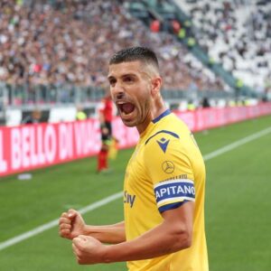 Miguel Veloso Instagram - Purtroppo è arrivato il momento dei saluti, ed è difficile spiegare tutte le emozioni che sto attraversando. 

Sono stati anni davvero indimenticabili dove ho avuto il privilegio di difendere la maglia gialloblù e di indossare la fascia da capitano.

Sono davvero emozionato perché lascio dei compagni favolosi, molti dei quali ho la fortuna di poter oggi chiamare Amici, con cui ho condiviso fatiche in allenamento, battaglie sul campo, momenti di Gioia e di sofferenza.

Ringrazio il mister Juric per aver sempre creduto in me e per avermi voluto all' @hellasveronafc, dandomi la possibilità di tornare a fare ciò che amo di più con grande entusiasmo. 
Grazie alla società e a tutti i membri degli staff tecnici, magazzinieri, fisioterapisti, nutrizionisti, manutentori e addetti ai lavori, che sono stati parte fondamentale di queste quattro stagioni straordinarie. Il segreto dei nostri successi è sempre stato il GRUPPO.

Ringrazio tutti i tifosi dell’Hellas e tutti i veronesi, per l’affetto e il sostegno che mi avete sempre dato anche nei momenti più difficili e per avermi fatto sentire sempre davvero a casa.

Ora, mio malgrado, le nostre strade si dividono ma il mio cuore resterà per sempre legato a questi colori e a questa città.

Ho avuto la fortuna e l'onore di diventare uno di VOI. E lo sarò per sempre. 💛💙

Il vostro “Professore”. 

#grazie #ForzaHellas @hellasveronafc