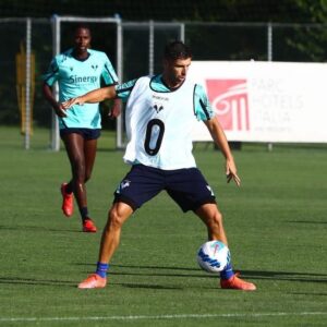 Miguel Veloso Instagram - Carico per questa nuova settimana di lavoro! 💪🏼💥#training #ritiro2021 @hellasveronafc