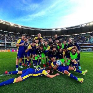Miguel Veloso Instagram - Prova di forza e carattere da parte di tutti! Una vittoria voluta e meritata, contro un grande avversario! Grandissimi ragazzi! 💪🏼💛💙 #QuestiSiamoNoi #ForzaHellas @hellasveronafc @seriea