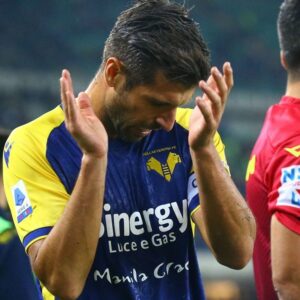 Miguel Veloso Instagram - Purtroppo è arrivato il momento dei saluti, ed è difficile spiegare tutte le emozioni che sto attraversando. 

Sono stati anni davvero indimenticabili dove ho avuto il privilegio di difendere la maglia gialloblù e di indossare la fascia da capitano.

Sono davvero emozionato perché lascio dei compagni favolosi, molti dei quali ho la fortuna di poter oggi chiamare Amici, con cui ho condiviso fatiche in allenamento, battaglie sul campo, momenti di Gioia e di sofferenza.

Ringrazio il mister Juric per aver sempre creduto in me e per avermi voluto all' @hellasveronafc, dandomi la possibilità di tornare a fare ciò che amo di più con grande entusiasmo. 
Grazie alla società e a tutti i membri degli staff tecnici, magazzinieri, fisioterapisti, nutrizionisti, manutentori e addetti ai lavori, che sono stati parte fondamentale di queste quattro stagioni straordinarie. Il segreto dei nostri successi è sempre stato il GRUPPO.

Ringrazio tutti i tifosi dell’Hellas e tutti i veronesi, per l’affetto e il sostegno che mi avete sempre dato anche nei momenti più difficili e per avermi fatto sentire sempre davvero a casa.

Ora, mio malgrado, le nostre strade si dividono ma il mio cuore resterà per sempre legato a questi colori e a questa città.

Ho avuto la fortuna e l'onore di diventare uno di VOI. E lo sarò per sempre. 💛💙

Il vostro “Professore”. 

#grazie #ForzaHellas @hellasveronafc