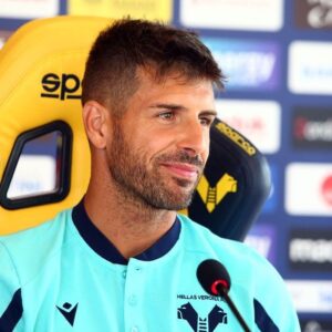 Miguel Veloso Instagram - 💛💙 📸 #pressconference #Primiero2021 @hellasveronafc