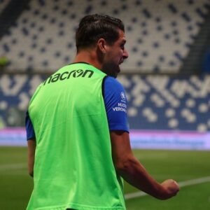 Miguel Veloso Instagram - Una partita affrontata con coraggio e determinazione per un risultato che volevamo a tutti i costi. Adesso godiamoci insieme questa vittoria e ricarichiamo le energie per tornare la prossima stagione e ripartire da zero. È stato un anno molto difficile per tutti noi però ancora una volta il gruppo fa la differenza e lottando insieme, siamo riusciti a fare qualcosa di straordinario. Restiamo in @seriea!!! 
💛💙 #QuestiSiamoNoi @hellasveronafc @seriea