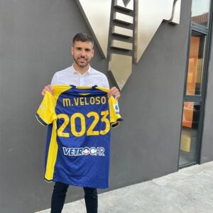 Miguel Veloso Instagram - Sono davvero felice per questo rinnovo e orgoglioso di poter proseguire la mia strada con l’ @hellasveronafc! Ringrazio la Società per la fiducia e tutte le persone che ogni giorno mi fanno sentire come a casa. Ancora insieme per toglierci tante altre soddisfazioni! 💛💙 #rinnovo #2023 #ForzaHellas