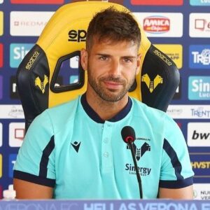 Miguel Veloso Instagram - 💛💙 📸 #pressconference #Primiero2021 @hellasveronafc
