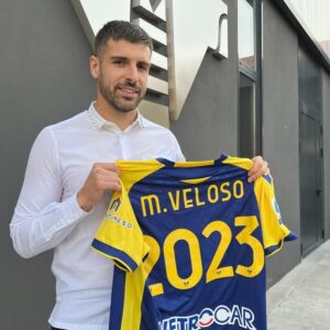 Miguel Veloso Instagram - Sono davvero felice per questo rinnovo e orgoglioso di poter proseguire la mia strada con l’ @hellasveronafc! Ringrazio la Società per la fiducia e tutte le persone che ogni giorno mi fanno sentire come a casa. Ancora insieme per toglierci tante altre soddisfazioni! 💛💙 #rinnovo #2023 #ForzaHellas