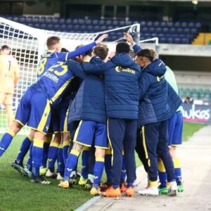 Miguel Veloso Instagram - Bravi a reagire e ancora di più a provarci fino all’ultimo! Il pareggio sta stretto ma dobbiamo essere orgogliosi di quello che stiamo costruendo e continuare a lavorare con questa mentalità! 💪🏼💛💙 #QuestiSiamoNoi @hellasveronafc @seriea