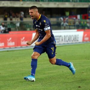 Miguel Veloso Instagram - Purtroppo è arrivato il momento dei saluti, ed è difficile spiegare tutte le emozioni che sto attraversando. 

Sono stati anni davvero indimenticabili dove ho avuto il privilegio di difendere la maglia gialloblù e di indossare la fascia da capitano.

Sono davvero emozionato perché lascio dei compagni favolosi, molti dei quali ho la fortuna di poter oggi chiamare Amici, con cui ho condiviso fatiche in allenamento, battaglie sul campo, momenti di Gioia e di sofferenza.

Ringrazio il mister Juric per aver sempre creduto in me e per avermi voluto all' @hellasveronafc, dandomi la possibilità di tornare a fare ciò che amo di più con grande entusiasmo. 
Grazie alla società e a tutti i membri degli staff tecnici, magazzinieri, fisioterapisti, nutrizionisti, manutentori e addetti ai lavori, che sono stati parte fondamentale di queste quattro stagioni straordinarie. Il segreto dei nostri successi è sempre stato il GRUPPO.

Ringrazio tutti i tifosi dell’Hellas e tutti i veronesi, per l’affetto e il sostegno che mi avete sempre dato anche nei momenti più difficili e per avermi fatto sentire sempre davvero a casa.

Ora, mio malgrado, le nostre strade si dividono ma il mio cuore resterà per sempre legato a questi colori e a questa città.

Ho avuto la fortuna e l'onore di diventare uno di VOI. E lo sarò per sempre. 💛💙

Il vostro “Professore”. 

#grazie #ForzaHellas @hellasveronafc
