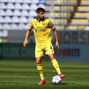 Miguel Veloso Instagram - QUESTI SIAMO NOI! Questo 10° posto in classifica è merito di tutti noi, della nostra forza, del duro lavoro in allenamento e soprattutto della coesione di un gruppo straordinario. È stata una stagione molto particolare e difficile per tutti. Ci tengo a ringraziare il Club, tutto lo staff e in particolare i miei compagni per essermi stati accanto nel periodo del mio intervento, un momento molto delicato per me. Due anni di fila, due stagioni importanti sia per la crescita della società che per noi calciatori. Il merito di questo è che siamo come una famiglia ed è il motivo per cui tutto ciò è stato possibile. Complimenti a tutti! Adesso riposiamo, carichiamo le batterie e prepariamoci per il 3° anno di fila in @seriea che sarà ancora più difficile di quello passato. 
💪🏼💛💙 #QuestiSiamoNoi #ForzaHellas @hellasveronafc @seriea