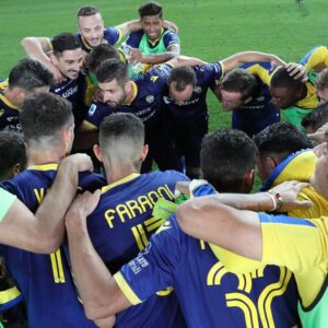Miguel Veloso Instagram - Purtroppo è arrivato il momento dei saluti, ed è difficile spiegare tutte le emozioni che sto attraversando. 

Sono stati anni davvero indimenticabili dove ho avuto il privilegio di difendere la maglia gialloblù e di indossare la fascia da capitano.

Sono davvero emozionato perché lascio dei compagni favolosi, molti dei quali ho la fortuna di poter oggi chiamare Amici, con cui ho condiviso fatiche in allenamento, battaglie sul campo, momenti di Gioia e di sofferenza.

Ringrazio il mister Juric per aver sempre creduto in me e per avermi voluto all' @hellasveronafc, dandomi la possibilità di tornare a fare ciò che amo di più con grande entusiasmo. 
Grazie alla società e a tutti i membri degli staff tecnici, magazzinieri, fisioterapisti, nutrizionisti, manutentori e addetti ai lavori, che sono stati parte fondamentale di queste quattro stagioni straordinarie. Il segreto dei nostri successi è sempre stato il GRUPPO.

Ringrazio tutti i tifosi dell’Hellas e tutti i veronesi, per l’affetto e il sostegno che mi avete sempre dato anche nei momenti più difficili e per avermi fatto sentire sempre davvero a casa.

Ora, mio malgrado, le nostre strade si dividono ma il mio cuore resterà per sempre legato a questi colori e a questa città.

Ho avuto la fortuna e l'onore di diventare uno di VOI. E lo sarò per sempre. 💛💙

Il vostro “Professore”. 

#grazie #ForzaHellas @hellasveronafc