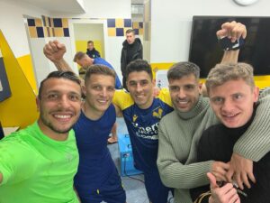 Miguel Veloso Instagram - Io non do niente per scontato, siamo partiti da zero con tutti i pronostici a sfavore e solo grazie alla cultura del lavoro, all’impegno e alla dedizione siamo riusciti a crescere, migliorare e fare la storia di questo Club. Grazie alla vittoria di ieri abbiamo raggiunto “quota 40” punti. Noi 5 della foto, più Gunter, siamo insieme dal primo anno ma un grazie va anche a tutti i nostri compagni, allo staff medico, allo staff tecnico, alla dirigenza, ai magazzinieri e a tutte le persone che lavorano per la Società. Persone serie, professionisti e uomini di valore che in questi anni ci hanno aiutato e permesso di creare qualcosa di davvero speciale. Adesso non fermiamoci e affrontiamo tutte le partite rimaste con la stessa determinazione e voglia di vincere mostrata fino ad ora! 💛💙 #40 #QuestiSiamoNoi @hellasveronafc @seriea