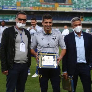 Miguel Veloso Instagram - Dispiace per il risultato ma guardiamo avanti e chiudiamo al meglio questa stagione. Volevo ringraziare tutti voi tifosi per il #PremioBegali, un riconoscimento importante che mi rende molto orgoglioso 💛💙 #QuestiSiamoNoi #ForzaHellas @hellasveronafc @seriea