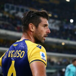 Miguel Veloso Instagram - Purtroppo è arrivato il momento dei saluti, ed è difficile spiegare tutte le emozioni che sto attraversando. 

Sono stati anni davvero indimenticabili dove ho avuto il privilegio di difendere la maglia gialloblù e di indossare la fascia da capitano.

Sono davvero emozionato perché lascio dei compagni favolosi, molti dei quali ho la fortuna di poter oggi chiamare Amici, con cui ho condiviso fatiche in allenamento, battaglie sul campo, momenti di Gioia e di sofferenza.

Ringrazio il mister Juric per aver sempre creduto in me e per avermi voluto all' @hellasveronafc, dandomi la possibilità di tornare a fare ciò che amo di più con grande entusiasmo. 
Grazie alla società e a tutti i membri degli staff tecnici, magazzinieri, fisioterapisti, nutrizionisti, manutentori e addetti ai lavori, che sono stati parte fondamentale di queste quattro stagioni straordinarie. Il segreto dei nostri successi è sempre stato il GRUPPO.

Ringrazio tutti i tifosi dell’Hellas e tutti i veronesi, per l’affetto e il sostegno che mi avete sempre dato anche nei momenti più difficili e per avermi fatto sentire sempre davvero a casa.

Ora, mio malgrado, le nostre strade si dividono ma il mio cuore resterà per sempre legato a questi colori e a questa città.

Ho avuto la fortuna e l'onore di diventare uno di VOI. E lo sarò per sempre. 💛💙

Il vostro “Professore”. 

#grazie #ForzaHellas @hellasveronafc