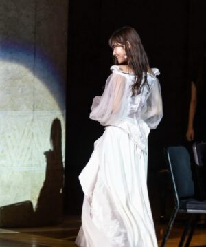 Miho Karasawa Instagram - 🎼

私を特別な存在に変えてくれる
戸村さん(@yukatomura_costume )のドレス

#TRUEさん
#ヴァイオレットエヴァーガーデン
#VioletEvergarden
#唐沢美帆
#anime
#anisong