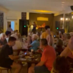 Mihriban Er Instagram - Dün akşam köyümüz Gümüşlük’de Kadın ve Erkek Ne ister adli,interaktif oyunumla,Gümüşlük’ün ,en eğlenceli,en sempatik ve güler yüzlü mekanlarından @socialgumusluk ‘de sahne aldım,Bu güzel mekandaki ilk gecemde,mekanı tıklım tıklım dolduran siz sevgili seyircilerime,arkadaşlarıma ve dostlarıma sonsuuuuuz teşekkür ederim,iyi ki varsınız💋❤️🥰12 Temmuz Cuma akşamı,yine @socialgumusluk ‘de saat 22.00 de sahnede olucam,ahhh kaçırdık diyenler,mekan doluydu kapıdan döndük diyenler,bi daha seyredicez çok eğlendik diyenler,haberiniz olsunnnn🥰🕺🏻💃🏿🎼🎭Yalnız gelmeden önce mutlaka yerlerinizi ayırtın  lütfen.Rezarvasyon:0533 370 80 04 #gümüşlük #kadınerkekneister #interaktif #oyun #gümüşlük #keşfet  @socialgumusluk @bkproduction.com.tr