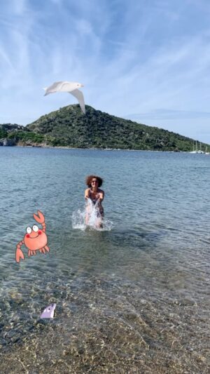 Mihriban Er Instagram - 25 şubat pazar ve Mihri denize düştüüüüüüü🐠🐬💙🩵🏊🏻‍♀️🏄🏼‍♀️🚣🏻‍♀️🐬🥰 #gümüşlük #deniz #denizebıraktımkendimi